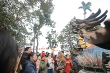 Des pagodes à Hanoï deviennent bondées à l'approche du Têt Nguyên Tiêu. Photo : VNA.