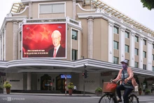 Un grand écran LED à l'intersection des rues Trang Tien - Hang Bai diffuse un documentaire sur le SG Nguyên Phu Trong. Il s'agit d'une zone très fréquentée par les Hanoïens et les touristes. Photo ; VNA.