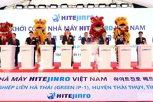 Lors de la cérémonie de mise en chantier de la distillerie de soju du groupe sud-coréen Hitejinro, le 5 février dans le parc industriel de Lien Ha Thai, province de Thai Binh (au nord). Photo: NDEL.