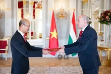 L'ambassadeur Bùi Lê Thai (gauche) et le président hongrois Sulyok Tamás. Photo: VNA.