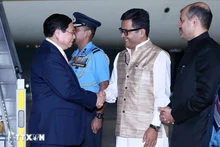 Le Premier ministre vietnamien Pham Minh Chinh (à gauche) est chaleureusement accueilli par des hauts officiels indiens à l'aéroport militaire de Palam, à New Delhi, en Inde. Photo : VNA.