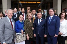 Le Président de l'AN du Vietnam, Vuong Dinh Huê (3e, à droite), et des membres de la haute délégation du Conseil d'affaires États-Unis - ASEAN. Photo : VNA.