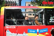La ligne City Tour 03 ayant pour nom « Thang Long et ses sites pittoresques » utilise des minibus. Photo : VNA.