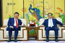 Le Premier ministre vietnamien Pham Minh Chinh (à droite) et le président de la China Railway Construction Corporation (CRCC), Dai He Gen. Photo ; VNA