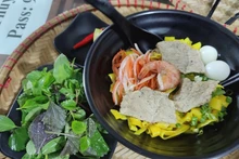 Le Mi Quang arrive en tête du Top 100 des plats vietnamiens. Photo : TasteAtlas. 