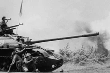 Le char et l’infanterie de la Division 10 de l’Armée de libération ont conjointement combattu pour libérer le chef-lieu de Buon Ma Thuot, le 10 mars 1975. Photo d'archives : VNA.