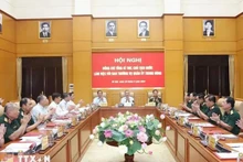 Séance de travail entre le secrétaire général du Parti et président vietnamien, To Lam, et la permanence de la Commission militaire centrale. Photo : VNA.