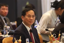 Le ministre vietnamien des Affaires étrangères Bùi Thanh Son (à gauche) et le Vice-Premier ministre et ministre thaïlandais des Affaires étrangères, Parnpree Bahiddha-Nukara, à Bangkok, le 11 avril. Photo : VNA.