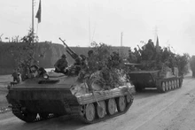 La force blindée de l'Armée de libération se déplace vers Saïgon en traversant l'autoroute Bien Hoa, après avoir détruit la base ennemie de Bien Hoa. Photo d'archives : VNA.