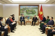 Le Vice-PM vietnamien Trân Hông Hà (au centre, à droite) reçoit Olivier Michalon, vice-président exécutif des activités mondiales d'Airbus Helicopters. Photo: VNA.