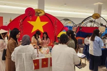 Le stand du Vietnam attire un grand nombre d’amis koweïtiens et internationaux. Photo : baoquocte.vn