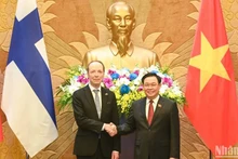 Le Président de l'Assemblée nationale vietnamienne, Vuong Dinh Hue (à droite), et son homologue finlandais Jussi Halla-aho. Photo: VNA.