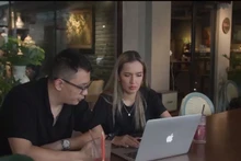 Liliya Kholodova et son mari vietnamien. Photo : VTV.