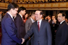 Le Président vietnamien, Vo Van Thuong (au milieu), et les délégués participant à la cérémonie, à Hanoi, le 7 janvier. Photo : VNA.