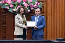 Le Vice-PM vietnamien Trân Luu Quang (à droite) et Carolyne Turk, directrice nationale de la Banque mondiale au Vietnam. Photo : baochinhphu.vn.