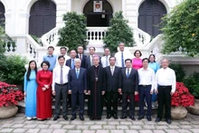 Do Van Chien, membre du Politburo, secrétaire du Comité central du Parti et président du Comité central du Front de la Patrie du Vietnam (4e de gauche à droite, première rangée) et Nguyen Nang, archevêque de l'archidiocèse de Ho Chi Minh-Ville et président de la Conférence des évêques catholiques du Vietnam (5e de gauche à droite, première rangée) prennent une photo avec d'autres. Photo : VNA.