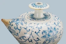 Un objet en céramique vietnamien exposé au Japon. Photo : CVN.