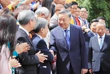Le secrétaire général du Parti et président To Lam a rencontré le 22 août à Hanoï une délégation de l'Association des PME du Vietnam. Photo : VNA.