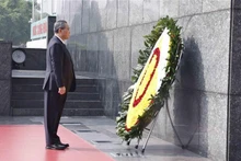 Le Premier ministre chinois Li Qiang et une délégation de haut rang ont déposé le 13 octobre au matin une gerbe en hommage au Président Hô Chi Minh en son mausolée à Hanoï. Photo : VNA.