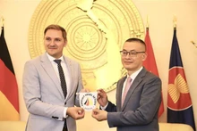 L'ambassadeur du Vietnam en Allemagne Vu Quang Minh (droite) et le secrétaire d'État du Mecklembourg-Poméranie-Occidentale, Patrick Dahlemann. Photo: VNA.