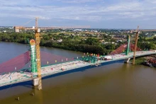 Pont sur la rivière Vàm Co Tây, l’un des principaux projets de transport de la province de Long An (au Sud) pour la période 2021 - 2025. Photo : VNA.
