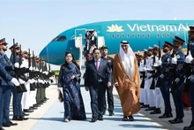 Le Premier ministre Pham Minh Chinh et son épouse à leur descente d’avion à l’aéroport international Zayed d’Abu Dhabi. Photo : VNA.