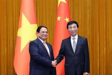 Le PM vietnamien Pham Minh Chinh (à gauche) et le Président du Comité national de la CCPPC, Wang Huning. Photo : VNA.