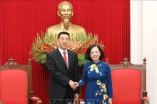 Truong Thi Mai, membre du Bureau politique, permanente du Secrétariat du PCV et chef de la Commission d’organisation du Comité central du PCV (à droite), et le vice-président du 14e Comité national de la CCPPC, Wang Yong. Photo: VNA.