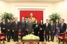 Truong Thi Mai (6e à droite), présidente du groupe d’amitié parlementaire Vietnam - Japon, a reçu le 30 novembre à Hanoï l'ancien ambassadeur spécial Vietnam - Japon, Sugi Ryotaro (7e à droite). Photo: VNA.