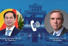 Le ministre des Affaires étrangères Bui Thanh Son (à gauche) et le sénateur américain Jeff Merkley. Photo : VNA.