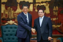 Le Premier ministre Pham Minh Chinh (à droite) serre la main de l’ambassadeur du Japon au Vietnam, Ito Naoki, à Hanoi, le 18 avril. Photo : VNA. 