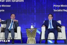 Les Premiers ministres vietnamien et malaisien discutent de l'intelligence artificielle. Photo : VNA. 