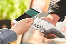 Au cours des quatre premiers mois de 2024, le volume des transactions électroniques interbancaires au Vietnam a augmenté de 52,8 % en glissement annuel. Photo: VOV.