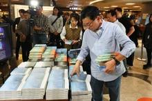 Des lecteurs font la queue pour acheter des livres de Han Kang à la librairie Kyobo, située à Gwanghwamun, au cœur de Séoul. Photo : Yonhap.