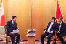 Le PM vietnamien, Pham Minh Chinh (à droite) et l'ancien ambassadeur spécial Japon - Vietnam, Sugi Ryotaro, le 18 décembre, à Tokyo. Photo : VGP.
