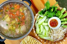 La soupe aigre-douce de poisson vietnamienne (« canh chua cá ») est un plat simple et populaire des Vietnamiens. Photo: thoidai.com.vn.