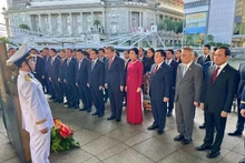 Le secrétaire général du Parti Tô Lâm et sa délégation accompagnée déposent des fleurs au pied du buste du président Hô Chi Minh au Musée des Civilisations Asiatiques à Singapour. Photo : VNA. 