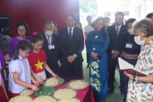 La princesse thaïlandaise Maha Chakri Sirindhorn visit l'école primaire Nam Cuong. Photo : VNA.