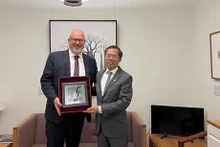 L'ambassadeur du Vietnam en Australie, Pham Hung Tam (droite) et le co-ministre australien du Commerce, Tim Ayres. Photo: VNA