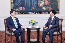 Le président Luong Cuong (droite) et le chef de l'exécutif de la Région administrative spéciale de Hong Kong (Chine), Lee Ka-chiu. Photo : VNA.