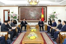 Le général Tô Lâm, ministre vietnamien de la Sécurité publique (au centre, à droite), reçoit le vice-ministre chinois de la Sécurité publique, Chen Siyuan, le 10 janvier à Hanoi. Photo : VNA.