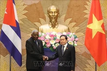 Le président de l'AN Tran Thanh Man (droite) et son homologue cubain Esteban Lazo Hernández. Photo : VNA.