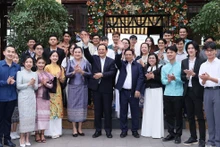 Les Premiers ministres vietnamien Pham Minh Chinh et laotien Sonexay Siphandone lors de leur rencontre avec des étudiants à Hanoi, le 7 janvier. Photo: VNA.