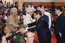 Le PM vietnamien Pham Minh Chinh, à la rencontre des combattants et des habitants qui ont participé directement à la campagne historique de Diên Biên Phu, le 17 avril à Diên Biên Phu. Photo : VNA.