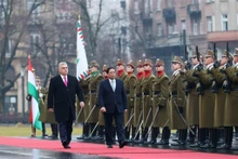 Le PM hongrois Viktor Orban (à gauche) préside la cérémonie d’accueil officielle en l’honneur du PM vietnamien Pham Minh Chinh, à Budapest, le 18 janvier. Photo : VNA.