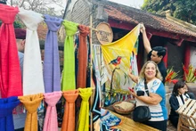 Des touristes étrangers sont impressionnés par les produits artisanaux du Vietnam. Photo: hanoimoi.vn