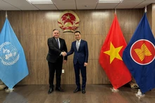 L’ambassadeur Dang Hoang Giang, chef de la Mission vietnamienne auprès des Nations Unies (à droite), et le vice-ministre des Affaires étrangères de Bosnie-Herzégovine, Josip Brkic. Photo : Mission vietnamienne auprès des Nations Unies.