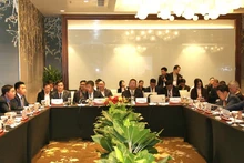 Des experts vietnamiens et chinois lors du débat. Photo: KTDT.