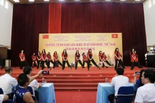 Le programme est rythmé par une série de numéros artistiques imprégnés de l’identité culturelle du Vietnam et de la Chine. Photo: Lycée d’excellence de Lao Cai.