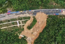 Effondrement d'un tronçon d'autoroute survenu le 1er mai dans dans la ville de Meizhou, au Guangdong, en Chine. Photo: Xinhua.